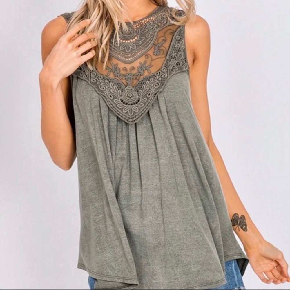 NWT Flowy lace inset tank